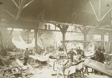 Männer in einer Werkstatt, die Kupferplatten für den Bau der Freiheitsstatue hämmern, 1883