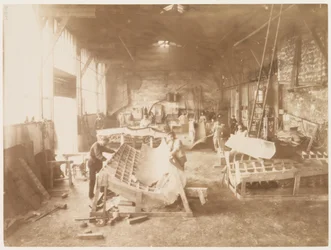 Männer in einer Werkstatt formen Kupferplatten für den Bau der Freiheitsstatue, Paris, 1883