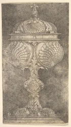 Gedeckter Pokal mit Muscheln