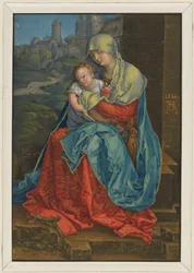 Maria mit Kind vor einer Mauer sitzend