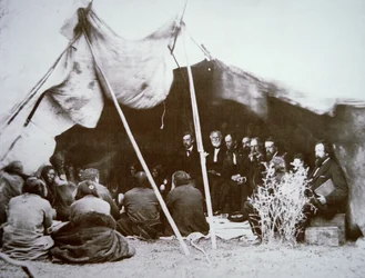 General William T. Sherman (1820-91) leitet den Vertrag von Fort Laramie mit Häuptling Red Cloud, April 1868