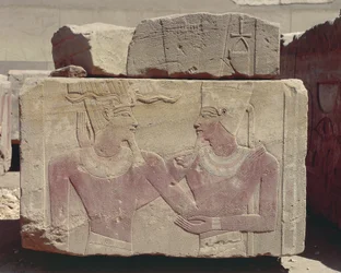 Ägypten, Karnak, bemaltes Relief von Hatschepsut als Pharao und Gott Amon