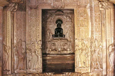 Eingang und Altar, Parshvanatha-Tempel, Khajuraho-Gruppe der Monumente (UNESCO-Welterbeliste)