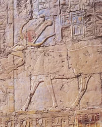 Relief der Göttin Hathor in Form einer Kuh