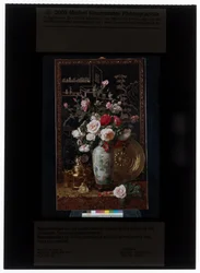 Rosenstrauß in einer chinesischen Rouleau-Vase