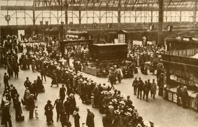 Eine Schlange von Urlaubern, die auf Züge am Waterloo-Bahnhof in London warten, 1930