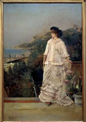 Porträt einer Frau auf einer Terrasse am Meer