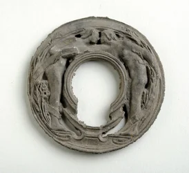 Maquette für ein Anhänger mit einem Arabesken-Wappenschild (bronzierter Gips)