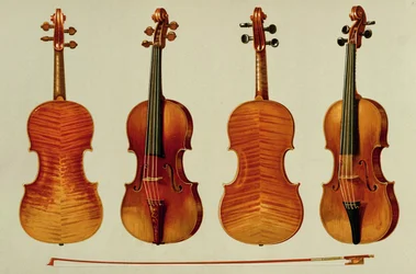 Violinen (von links nach rechts): die „Alard“ von Antonio Stradivari (ca. 1644-1737), 1715, und die „King Joseph“ von Giovanni Guarneri „del Gesù“ (gest. 1744), aus „Musical Instruments“