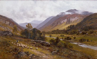 Ein Flusstal mit einer bergigen Landschaft im Hintergrund