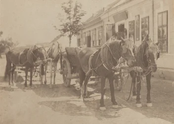 Vor der Taverne