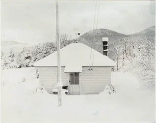 Erster Schnee und das kleine Haus