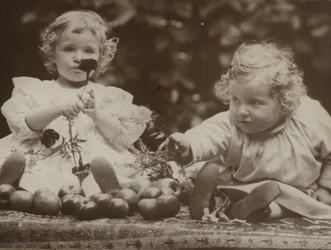 Nichten - Flora mit Blume und Hedwig, ca. 1896