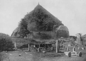 Die Ruinenstädte von Anuradhapura. Ruanwella Dagoba, Elefantenplattform, um 1890, 1910