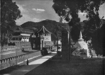 Der Tempel des Heiligen Zahns und Dagoba, Kandy, Ceylon