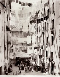 Ansicht der kleinen Piazza dei Truogoli di Santa Brigida, ca. 1895