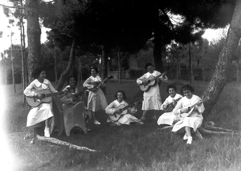 Villa Rosa Maltoni Mussolini: Schülerinnen beim Musikunterricht im Freien