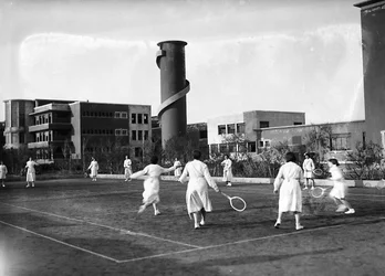 Villa Rosa Maltoni Mussolini: Schülerinnen während eines Tennisspiels (s/w Foto)