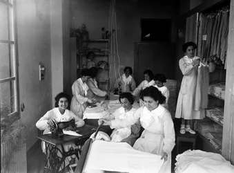 Villa Rosa Maltoni Mussolini: Mädchen beim Bügeln und Wäsche herrichten (s/w Foto)