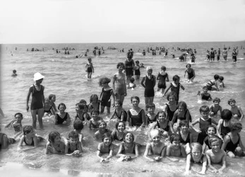 Villa Rosa Maltoni Mussolini: Sommerlager-Schüler, posierend während eines Schwimms (s/w Foto)