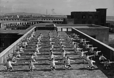 Villa Rosa Maltoni Mussolini: junge Schülerinnen beim Turnen (s/w Foto)