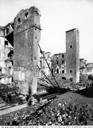 Zweiter Weltkrieg: Trümmer in der Via Por Santa Maria mit den Türmen der Baldovinetti und Amidei in Florenz nach dem Bombenangriff