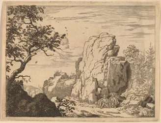 Zwei Männer, die am Fuße eines hohen Felsens sitzen