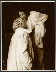 [Alphonse Mucha im Kostüm mit Tochter Jaroslava als Modell für das Plakat "De Forest Phonofilm", der erste "Tonfilm" im Bio Adria Kino (Prag), Zbiroh, Böhmen]