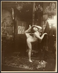Nacktes weibliches Modell als Ballerina, Paris