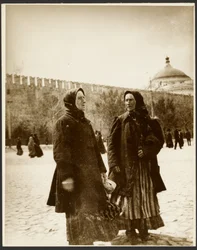 Fotografien von der Studienreise nach Russland für das Gemälde "Die Abschaffung der Leibeigenschaft in Russland" (1914), aus dem "Epos der Slawen-Zyklus, Moskau"