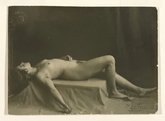 [Liegender Akt]