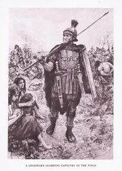 Ein Legionär bewacht Gefangene auf einem Feld, Illustration aus Der römische Soldat, 1928