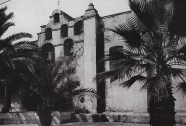 Kalifornien: Glocken der Mission San Gabriel, gegründet 1771, an den Hängen der mit Mohnblumen bedeckten Hügel in der Nähe von Pasadena