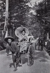 Japanische Mädchen in Jinrikshas