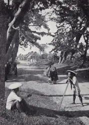Wanderer ruhen sich auf der alten Hauptstraße von Tokio nach Kioto aus
