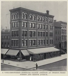 Ein von Weinlaub umranktes Bürgersteigsaloon-Zusatzgebäude an der Twenty-Third Street und Eighth Avenue