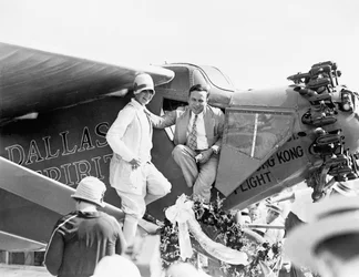 Kapitän und Frau P. Erwin bei der Enthüllung des Dallas Spirit auf dem Love Field, 6. August 1927