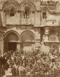 Kirche des Heiligen Grabes, Jerusalem, mit dem von Pilgern überfüllten Hof zu Ostern, 1898-1911