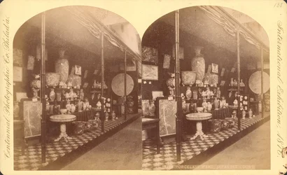 Sammlung japanischer Vasen, Urnen und Wandschirme, Japanischer Hof, Centennial International Exhibition