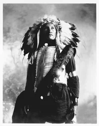 Eddie Plenty Holes, ein Sioux-Indianer, ca. 1900