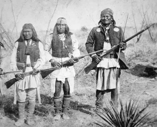 Geronimo und drei seiner Apachen-Krieger