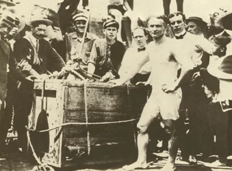 Harry Houdini wird 1907 in den eisbedeckten Detroit River hinabgelassen