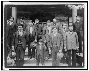 Indianische Männer und ein Junge vor der Carlisle Indian School, Pennsylvania, ca. 1890