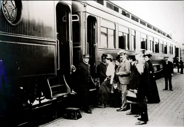 Passagiere steigen in einen Erste-Klasse-Pullman-Wagen der Chicago, Burlington & Quincy Railroad im Jahr 1910