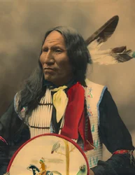 Porträt des Oglala Sioux Häuptlings Strikes With Nose