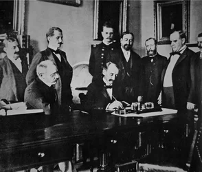 Präsident William McKinley (1843-1901) bezeugt die Unterzeichnung des Friedensprotokolls, das den Krieg mit Spanien beendete