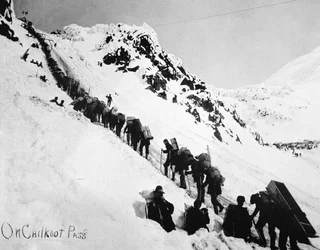 Goldsucher erklimmen den Chilkoot-Pass während des Klondike-Goldrauschs (1897-98)