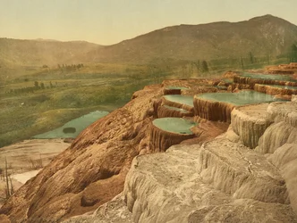 Pulpit Terraces von oben, Yellowstone-Nationalpark, um 1898