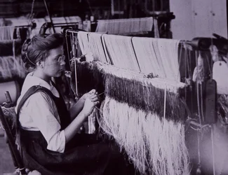 US-Textilindustrie, Textilbediener in einer Baumwollspinnerei in Massachusetts, ca. 1900