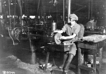 Frau beim Einpassen eines Schlüsselsitzes in einem Gewehr, Eddystone Rifle Plant, Eddystone, Pa., während des Ersten Weltkriegs, 1914-18